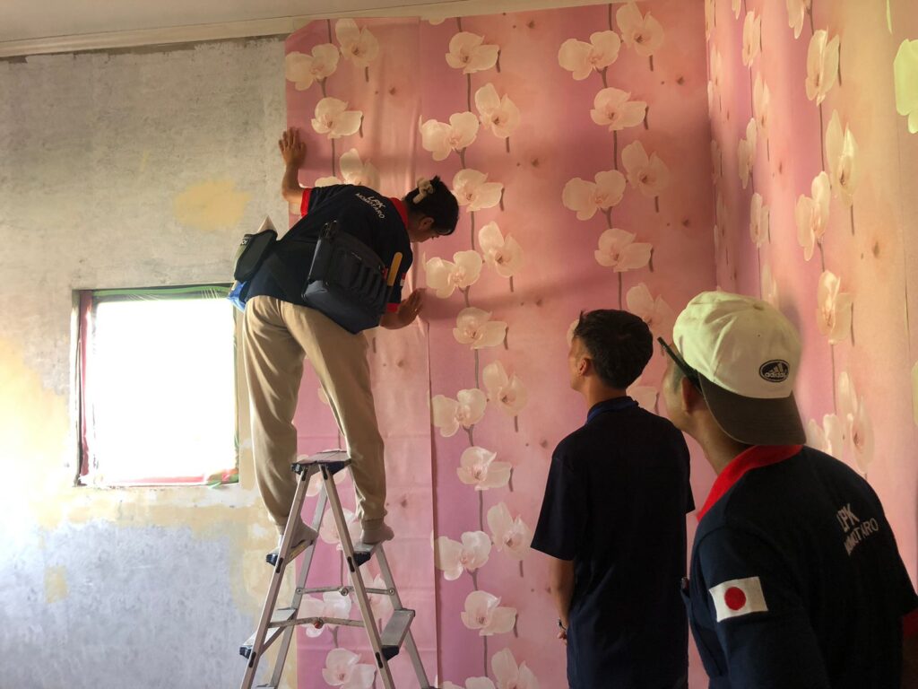 クロスの貼り替えの研修風景