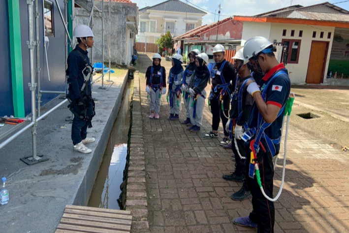 作業開始前のフルハーネスの装着点検