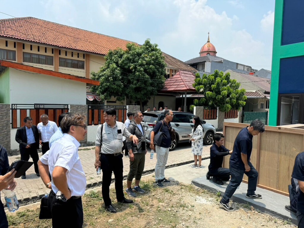 建築研修センターを視察する髙松孝年氏（写真中央