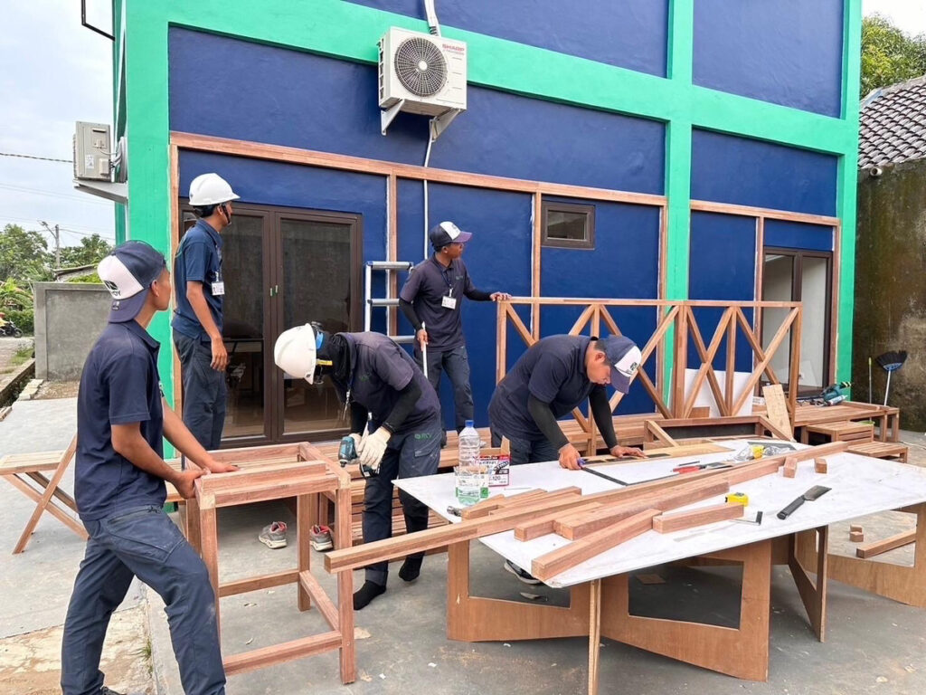 木材の加工・組み立てを実践する研修生たち