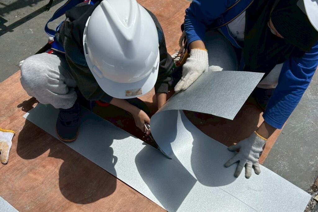 板金で唐草を制作中