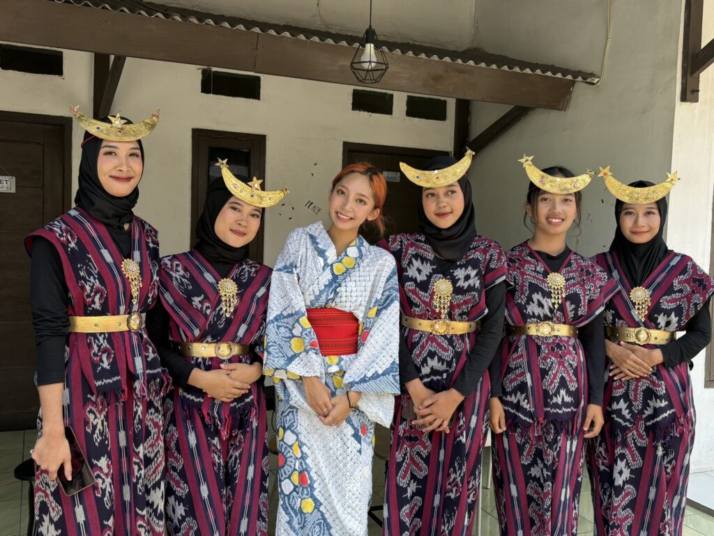 爽やかな水色の浴衣姿を披露した松尾実李果さんとインドネシアの民族衣装で出迎えた研修生たち