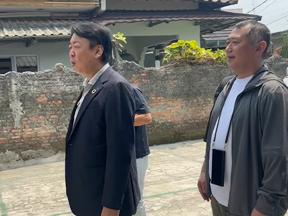 研修生に向けて激励のメッセージを送る髙松孝年氏（写真左）