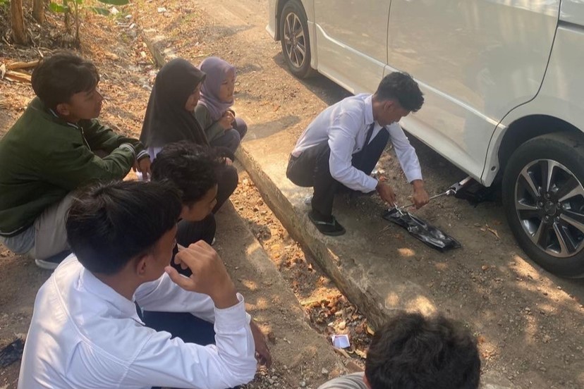 自動車の研修のタイヤ交換を想定した研修の模様